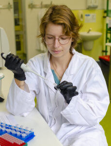 Eva Paulus in the Lab